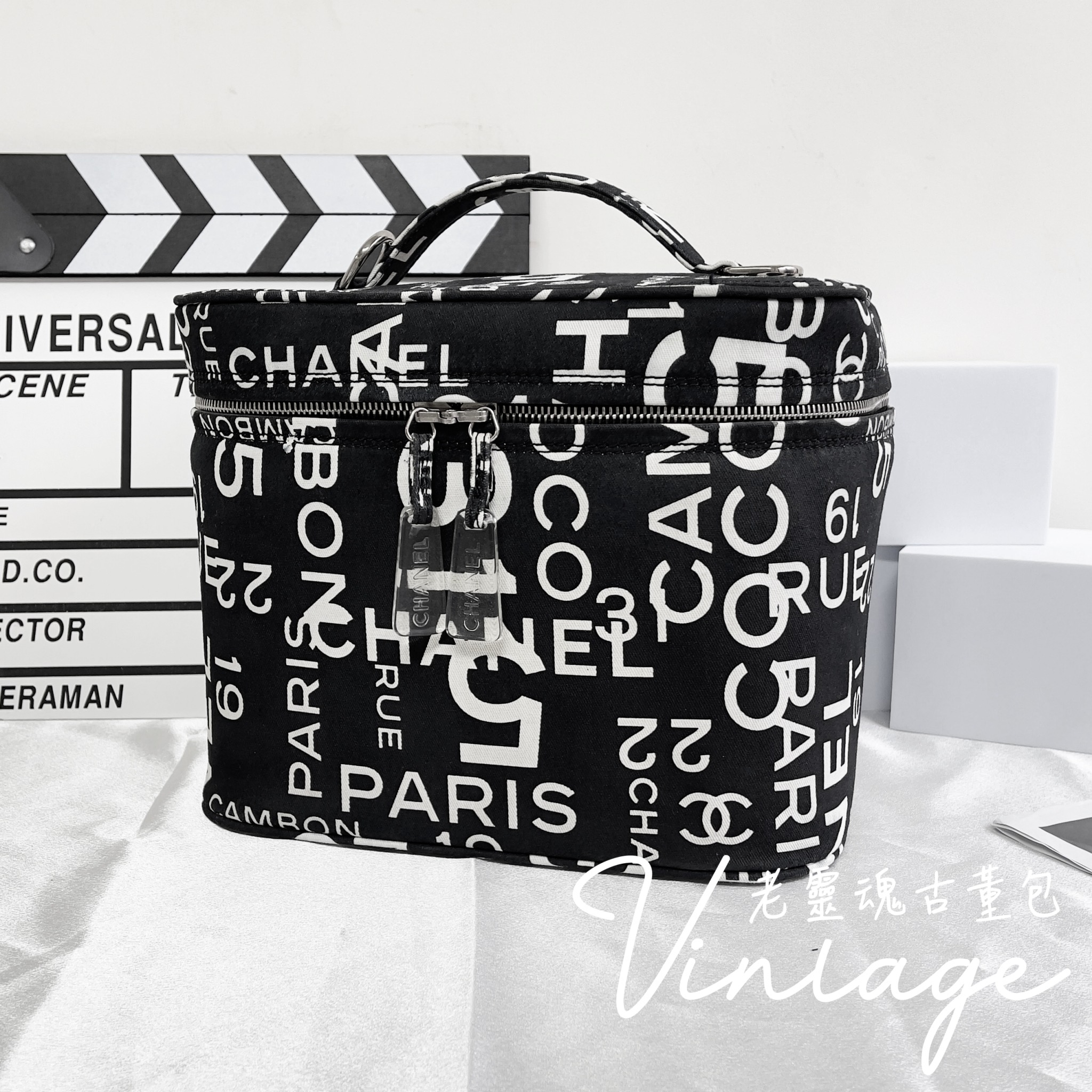 CHANEL 黑白字母塗鴉化妝箱